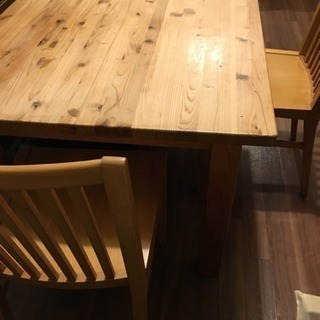 無印の古い無垢木製テーブルとイス