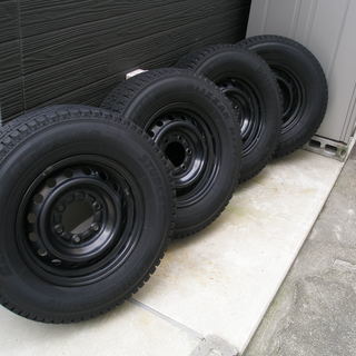スタッドレスタイヤ、レジアスエース純正ホイール、ナット、カバー付き
