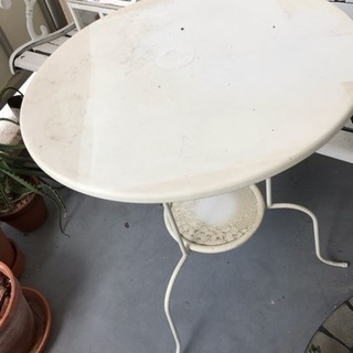 IKEAのテーブル、椅子、置物