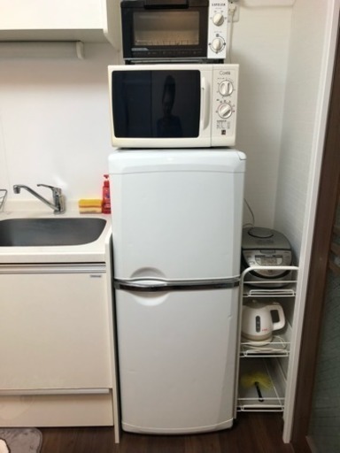 冷蔵庫、洗濯機、電子レンジ、テーブルセット