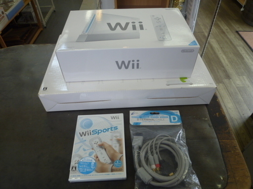 R 未使用品 Wii本体 (シロ) (「Wiiリモコンジャケット」同梱) (RVL-S-WD)