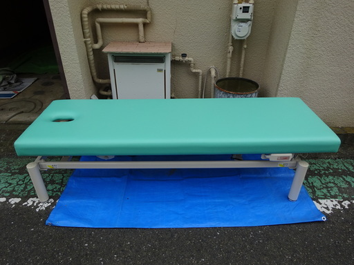 マッサージベッド　電動昇降１台　手動昇降１台　高田ベッド