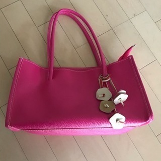 ピンク色の差し色バッグ