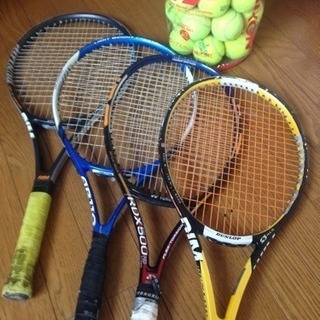 テニスラケット4本とボール30球（ダブルス用セット）