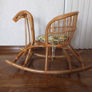 子供のロッキング木馬の籐椅子です。