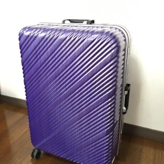 紫色のスーツケース