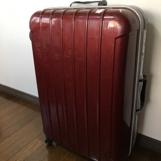 赤色のスーツケース