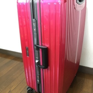 ショッキングピンクのスーツケース