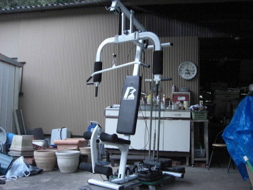 複数のトレーニングが自宅で出来る大型トレーニングマシーン 