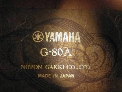 暖かく、心地良い音を奏でる YAMAHA のクラシックギター G-80A トップ