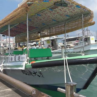 小さな遊覧船（沖縄東海岸を巡る） − 沖縄県