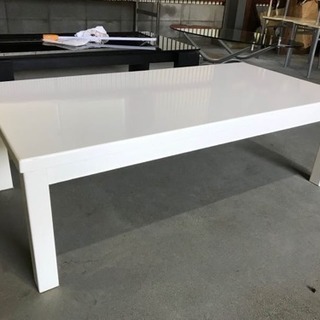 光沢感ある白のローテーブル