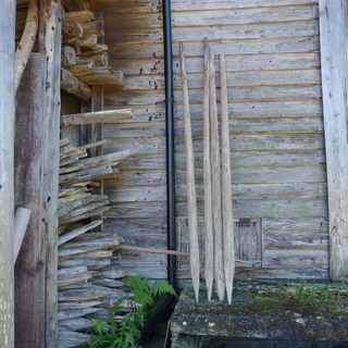 稲作の米の架け干しで使っていた杉の材木を差し上げます。