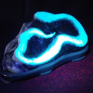 蛍光＆蓄光】光る蛇石 木台付鑑賞石 白蛇財運縁起置物 白蛇