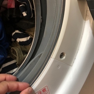 「故障」ドラム式洗濯機のワイヤーが飛び出てます。