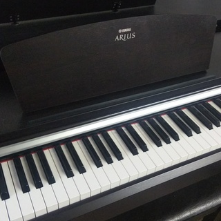 電子ピアノ ヤマハ YDP-135R 2011製 配送代込み ￥32.000-（配送エリア 