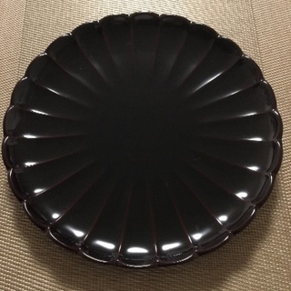 【取引中】漆塗りの菓子皿（菊型）直径21cm  未使用