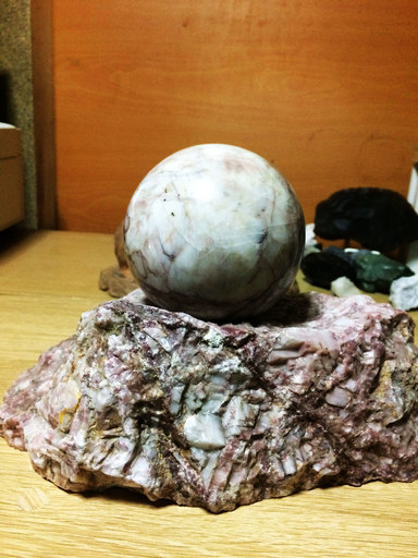 天然石の台座＋天然石の丸玉（中）（現状品）