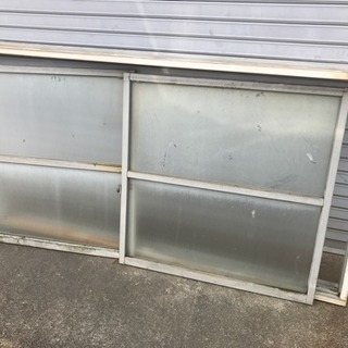 倉庫の窓と外枠
