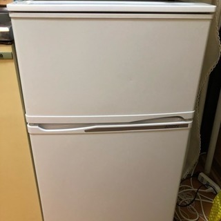 一人暮らしに良い白い冷蔵庫です。