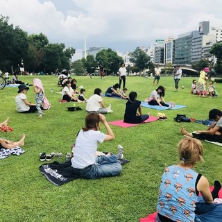 英語で親子ヨガ in 中之島公園 大阪 (キッズヨガ、子連れヨガ) - 大阪市