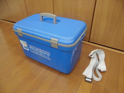クーラーボックス DAIKA POLYMERS 26L 濃い目のブルー系色 釣りに♪ アウトドアに♪ キャンプに♪ 携帯ショルダーベルト付きで持ち運びに便利です☆彡 JM1512)【取りに来られる方限定】