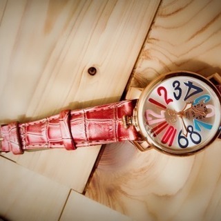 ガガミラノ風ピンクデザイン時計