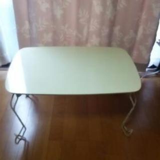 白い小さいテーブル