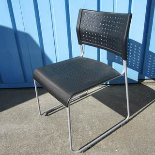 会議用チェア　ブラック　樹脂製　スタッキングチェア　イス　椅子