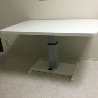昇降式･白い鏡面仕上げのダイニングテーブル