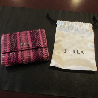 【中古】 FURLA 二つ折り財布 ピンク×黒 【袋付き】