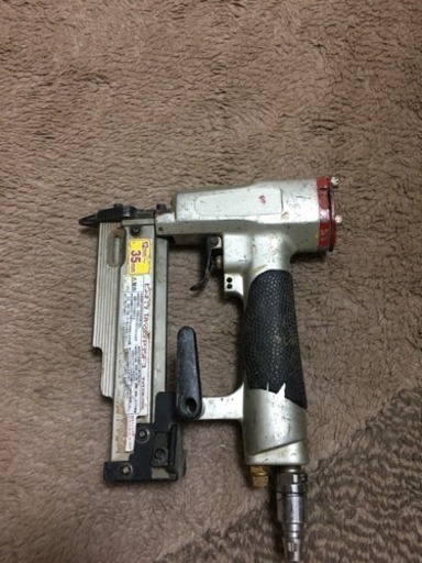 エアー釘打ち機