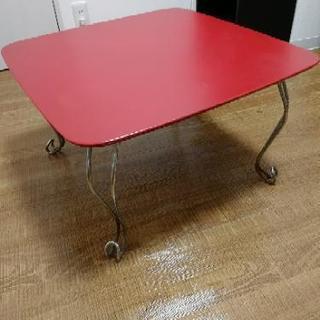 赤い猫脚テーブル
