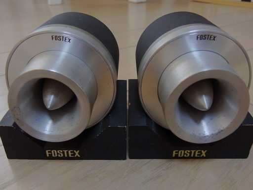 FOSTEX ホーン型スーパーツイーターFT９０Hと台（ペア中古品）、関連仕様書2部、ｱｯﾃﾈｰﾀ用部品（中古）各種