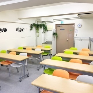キャスター付き折りたたみ式の机と椅子など会議セット一式