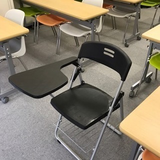 キャスター付き折りたたみ式の机と椅子など会議セット一式