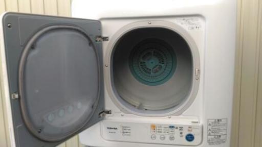 TOSHIBA 衣類乾燥機 2015年製 スタンド付属 配達OK - 生活家電