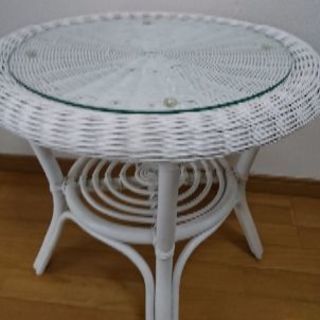 白い小さいテーブル