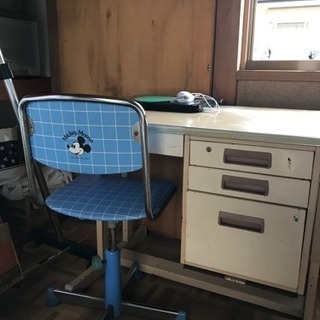 スチールの机と椅子