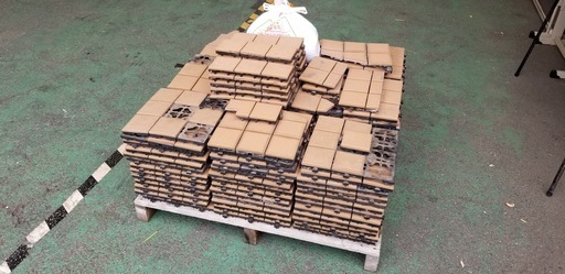 ◆ 中古 ジョイント式 ベランダタイル 【9枚タイルタイプ】合計約100枚 総重量約250kg ◆