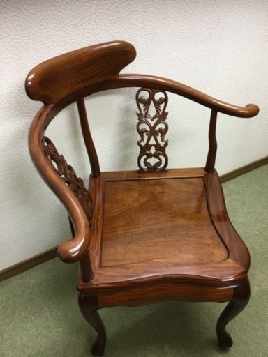 〇木製椅子(彫刻入り)2つ・サイドテーブル