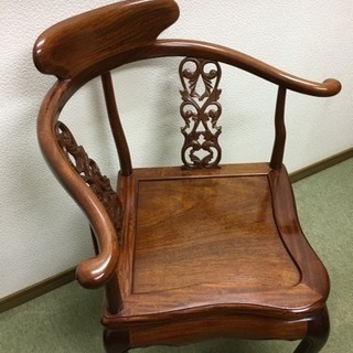 〇木製椅子(彫刻入り)2つ・サイドテーブル