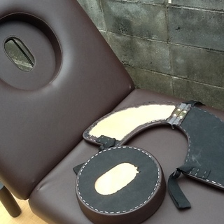 【オススメ】7セブンエステの昇降マッサージベッド　手動式のハイローMベッドでリクライニング機能付　取付フェイスやバストマット等の付属品もあり　整体院やサロン等で　配達もします 