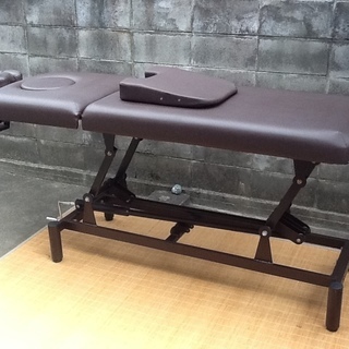 【オススメ】7セブンエステの昇降マッサージベッド　手動式のハイローMベッドでリクライニング機能付　取付フェイスやバストマット等の付属品もあり　整体院やサロン等で　配達もします 