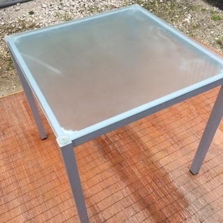 お洒落な強化ガラス天板のスチール製テーブル