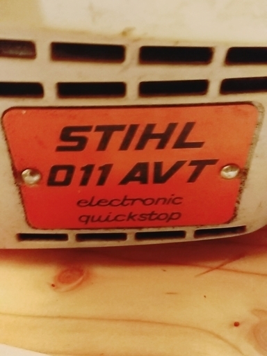 エンジンチェーンソー　STIHL　011AVTEQ　替えの新品ソーチェン１個付きです。