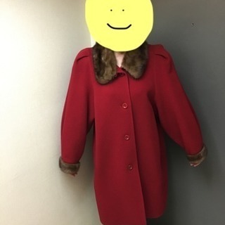 〇毛皮付き赤色コート