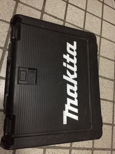 マキタ  限定カラー ゴールド18V インパクトドライバ本体、バッテリー2個、専用ケース