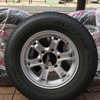 ハイエース200系ホイールとスタッドレス4本