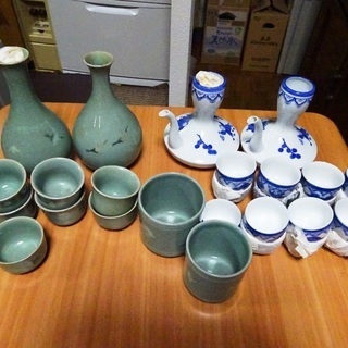 日本製、徳利とお猪口＆韓国製、青磁の徳利とお猪口＆青磁の夫婦湯呑茶碗